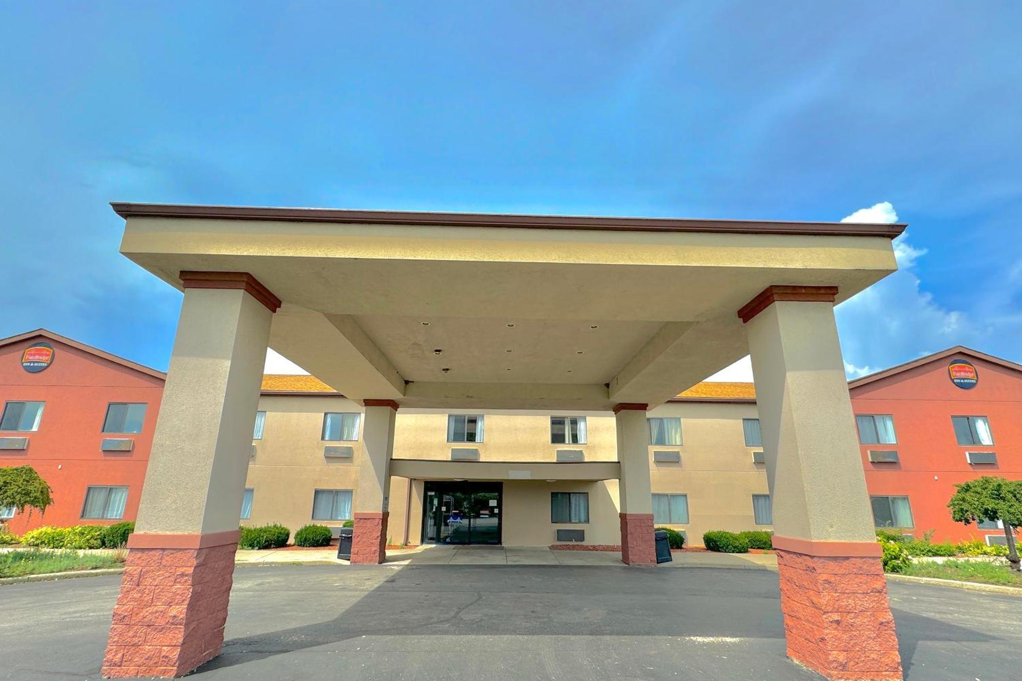Fairbridge Inn & Suites Batavia-Darien Amusement Park Exterior photo
